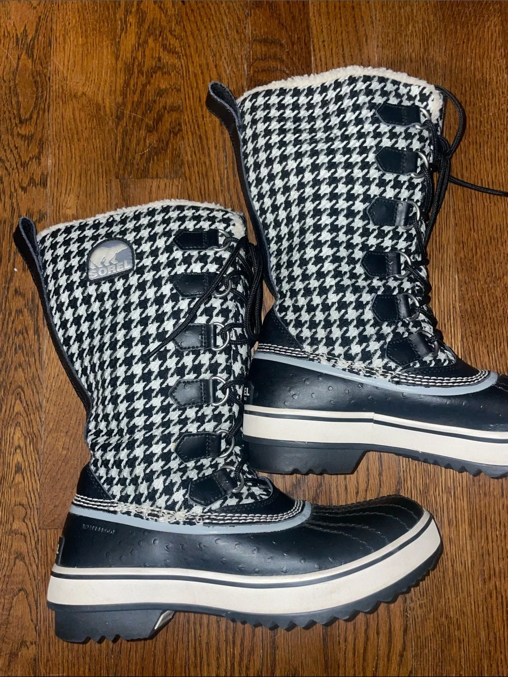Sorel Tivoli Houndstooth boots